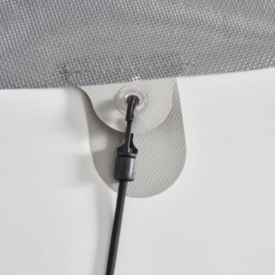 Beslaget til solskærmen er beskyttet for ikke at beskadige autocamperen.