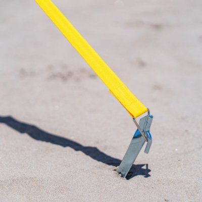 Fastgørelse til jordstiften af ​​stormlinjerne.