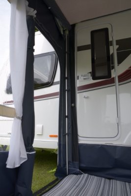 Stængerne forbedrer tætningen mod campingvognen.