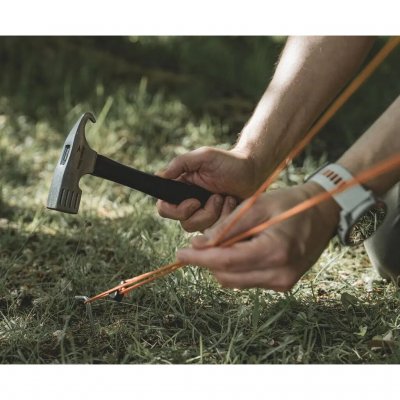 Robust hammer, perfekt til hård jord.