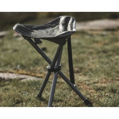 Skammel med komfortabel siddehøjde, sammenlignelig med højden på en almindelig spisestol.