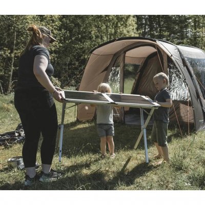 Easy Camp bordet Aspen L er meget stabilt og rummeligt.