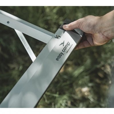 Ramme og bordplade i aluminium giver et let og holdbart bord.