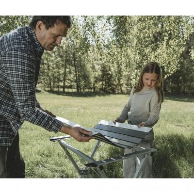Et rummeligt bord, der passer til mindre familier på op til 4 personer.
