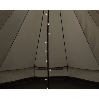 Lyskæden skaber stemning i teltet.