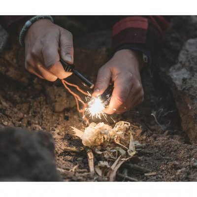 Enkelt tændstål med effektivt gnistregn, der fungerer i al slags vejr.