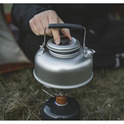 Lav nemt kaffe, te eller andre varme drikke i denne kande på campingturen.