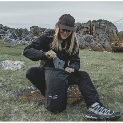 Rullelukning og tapede sømme beskytter posens indhold mod vand.