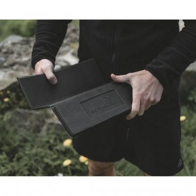 Siddeunderlaget er perfekt til picnic, i skoletasken eller på dagsture i skoven.