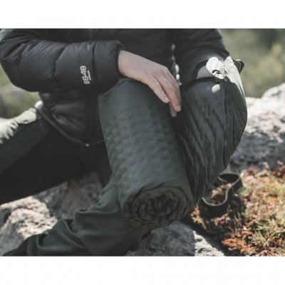 Let selvoppusteligt liggeunderlag med lille pakkestørrelse.