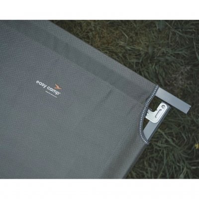 Liggefladen er lavet af kraftig polyester.