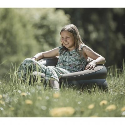 Lænestolens bløde velour i sædet og brede armlæn giver god komfort.