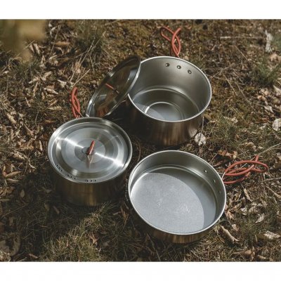 Sæt i rustfrit stål bestående af to gryder (2 og 3 L) med låg samt en stegepande.