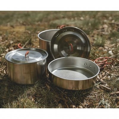 Lågene til gryderne har sihuller, og både gryderne og stegepanden har non-stick-belægning på bunden.