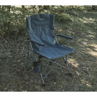 Easy Camp Oak er en pakkevenlig campingstol med robust stålramme, polstrede armlæn og kopholder.
