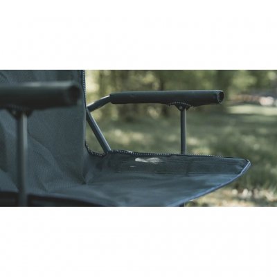 Skumpolstrede armlæn.