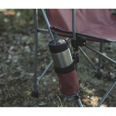 Stolen har en praktisk kopholder.