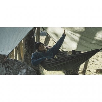 En ekstra bred hængekøje med plads til, at to personer kan sove i den.