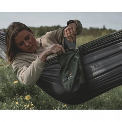 Hængekøje med tilbehør, der lader dig sove hængende ude i al slags vejr.
