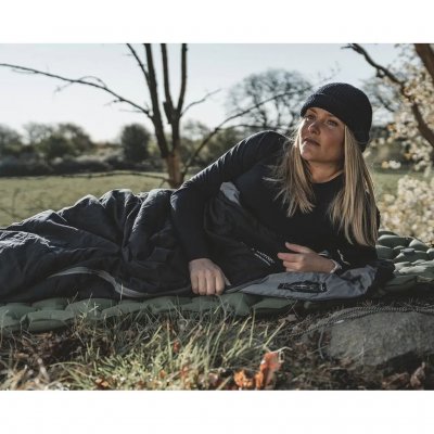 Let og blød 1–2-sæsons sovepose, der kan åbnes helt og bruges som dyne.