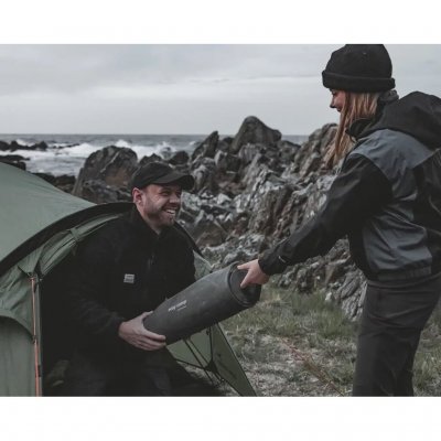 Liggeunderlag i EVA-skum, der giver grundlæggende komfort og isolering.