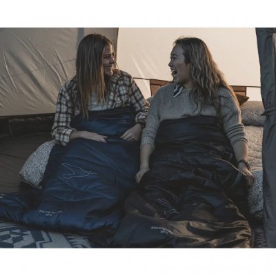 Kom hurtigt på plads med et soveposebetræk fra Easy Camp.