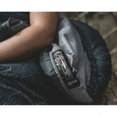 Campingsovepose, der passer til den varmere del af teltsæsonen.