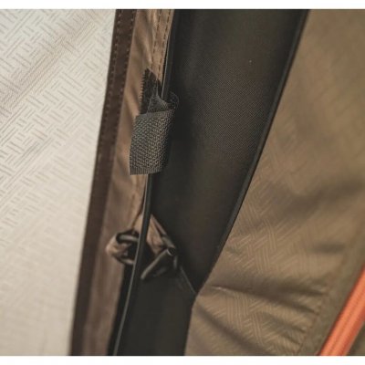 Fastgøres i teltet med velcrobånd.