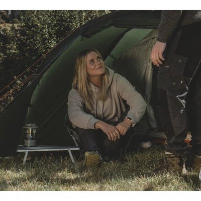 En lav stol, der passer perfekt i teltets fortelt eller til madlavning tæt på jorden.