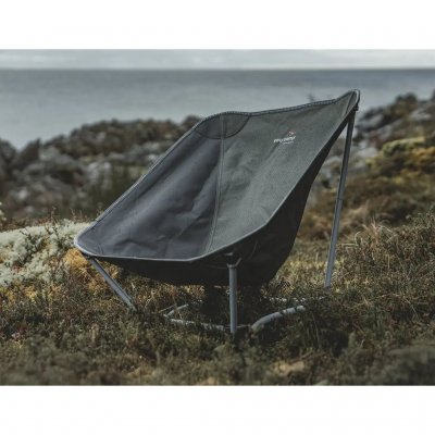 Easy Camp Willow Base-stolen er nem at folde ud og sammen og fylder minimalt, når den er klappet sammen.