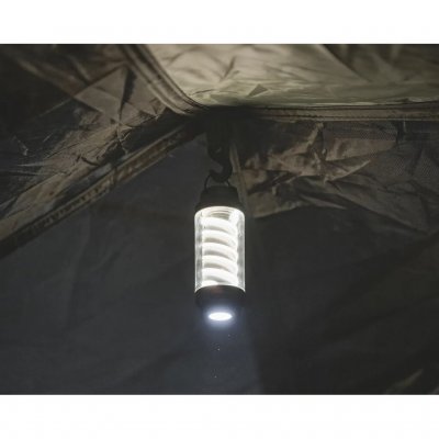 Lygten har en krog til ophængning.