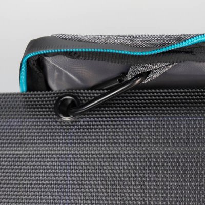 Solpanel fastgjort til posen med karabinhager