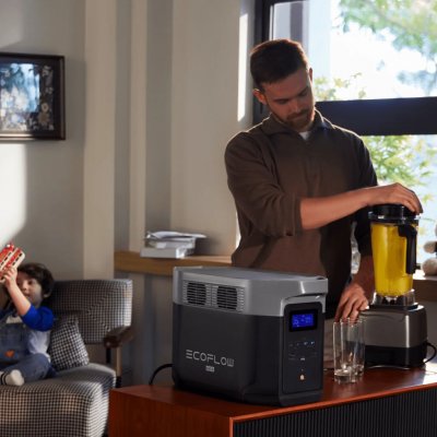 Fire standard strømstik og 12V stik på bagsiden.