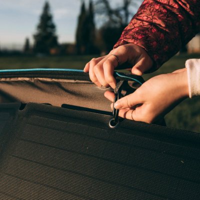 Solpanel fastgjort til posen med karabinhager