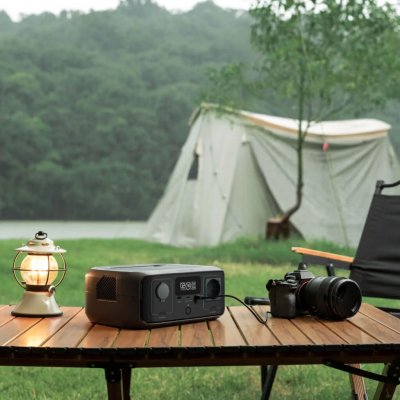 Holdbar og fleksibel gør den til en perfekt powerbank til camping.