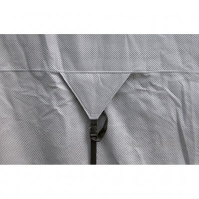 Forstærkede fastgørelsespunkter giver en bedre pasform og beskytter mod slid mod campingvognen eller autocamperen.