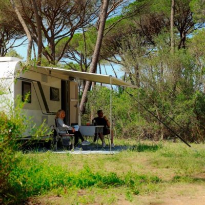 Skab et beskyttet udendørsområde foran campingvognen på få minutter med en posemarkise fra Fiamma.