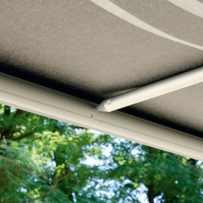 Spæret fastgøres mellem campingvognen og forteltsrøret.