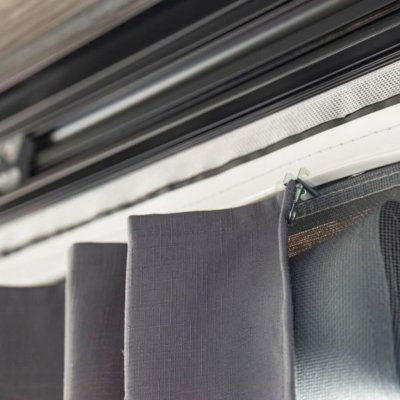 Fastgørelsen til gardinerne gør dem nemme at flytte.