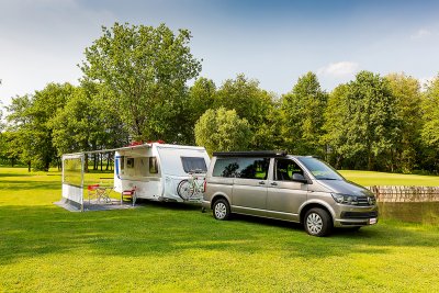 Opret en beskyttet gårdhave med forteltet og fronten.