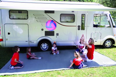 Patiotæppen giver en behagelig overflade for skodderne campingvogn eller autocamper.