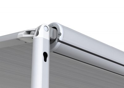 Den dobbelte skinne på fronten muliggør installation af to frontpaneler