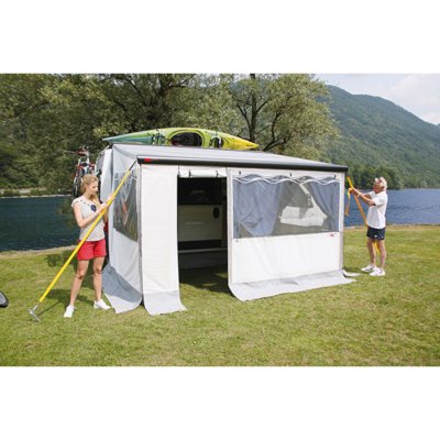 Stormlinierne er fastgjort til hjørnerne og har en elastisk sikring mod jorden.