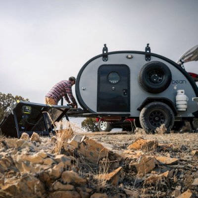 Perfekt til opladning af campingvognens batteri med fritstående solpaneler.