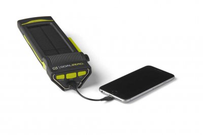 Ladda telefonen via det inbyggda USB-uttaget.