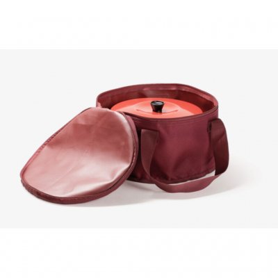 Praktisk og stilfuld taske - opbevar og transporter Omnia-ovnen og tilbehøret nemt og bekvemt.