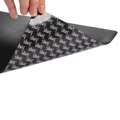 Fastgørelsesplader består af en gummioverflade og en klæbrig underside, der kan fastgøres til enhver overflade uden at efterlade