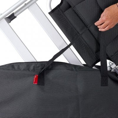 Korrekte håndtag gør tasken overskuelig selv med campingstole i.