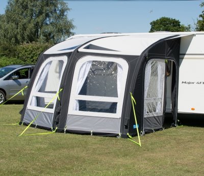 Dør med regn på Kampa Dometic Ace Air Pro.