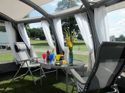 Rummelige og lyse med en dybde på 300 cm.